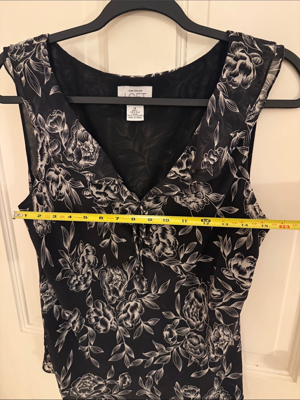 LOFT Black and White Floral V-Neck Sleeveless blouse size 14 - Picture 4 of 5
